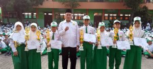 Cetak Generasi Hebat, Kepala MIN 2 Pasuruan Berikan Penghargaan kepada Siswa Berprestasi
