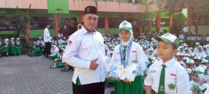 Kepala MIN 2 Pasuruan Berikan Penghargaan kepada Siswa Berprestasi,  Kejuaraan Karate Dan Taekwondo Tingkat Nasional