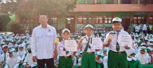MIN 2 Pasuruan Berikan Penghargaan kepada Siswa Berprestasi, Bukti Nyata Semangat Mengukir Prestasi.