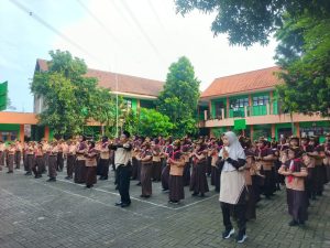Tubuh Sehat, Prestasi Meningkat: Gebrakan Hidup Sehat Kepala MIN 2 Pasuruan Lewat Senam Sabtu Pagi